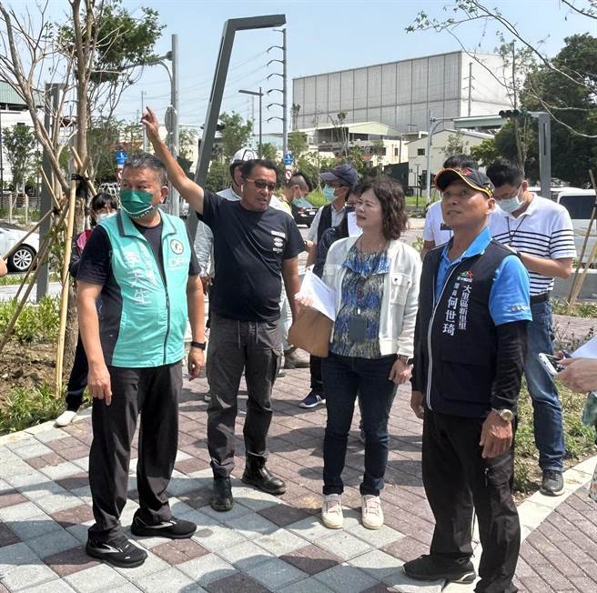 台中市议员李天生盼争取在大里第15期市地重划区内设置「林爽文事件纪念碑」及「咸菜桶」、「大里杙码头」等特色景观，日前邀集新里里长何世琦、文化局、建设局、地政局、大里区公所等皆参加会勘。（台中市议员李天生提供／潘虹恩台中传真）