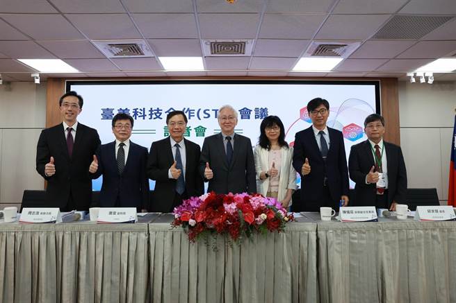 首度召开的台美科技合作会议于今(25)日圆满落幕，国科会主委吴政忠(中白髮者)率领相关部会主管召开记者会，说明会议成果。(国科会提供)