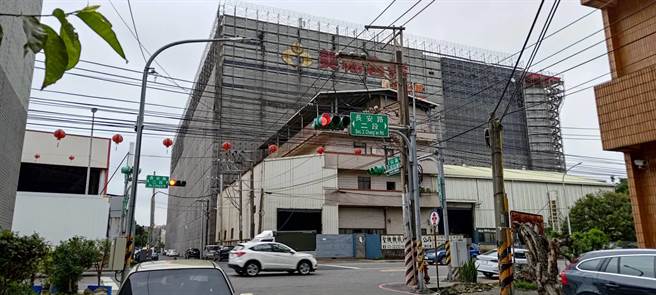 芦竹议员刘胜全说美福外观搭建鹰架，但内部早已对外营业。(刘胜全提供／蔡依珍桃园传真)