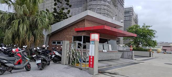 芦竹议员刘胜全说美福外观搭建鹰架，但内部早已对外营业。(刘胜全提供／蔡依珍桃园传真)