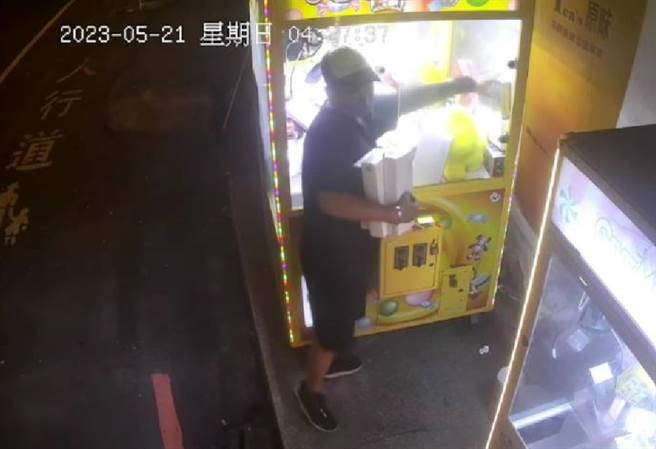 夹娃娃机窃贼出没云林县四湖乡专偷高檔货，警方锁定2男子。（翻摄自四湖在地人社团／张朝欣云林传真）