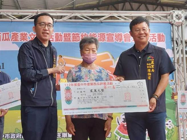 台中龙井区农友刘严銮（中）荣获今年台中市优质西瓜评鑑冠军，她表示，种西瓜没有「撇步」，就是要用心。（农友刘建森提供／潘虹恩台中传真）