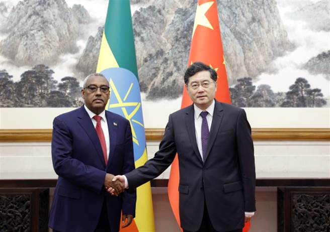 秦刚与衣索比亚副总理兼外长德梅克会谈落实非洲之角和平发展构想。（大陆外交部）