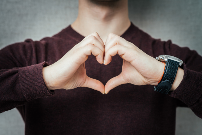 苗栗一名人妻去年7月结婚后2个月，被丈夫发现她的行车纪录器中，有名男子某日骑车在轿车前方对她「手比爱心」，接着2人就到摩铁开房。（示意图/shutterstock）