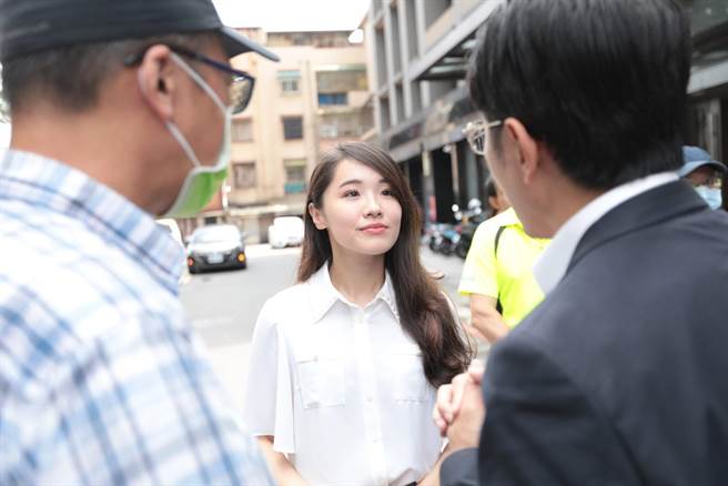 ▲基隆市议员许睿慈（中）于新丰街161巷进行画设红线之会勘，现场与交通处长王圳宏（右）讨论。（许睿慈办公室提供／徐佑升基隆传真）