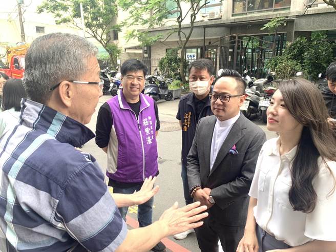 ▲基隆市议长童子玮（右二）与议员许睿慈（右一）于新丰街161巷针对画设红线会勘，现场与当地居民交流讨论。（徐佑升摄）