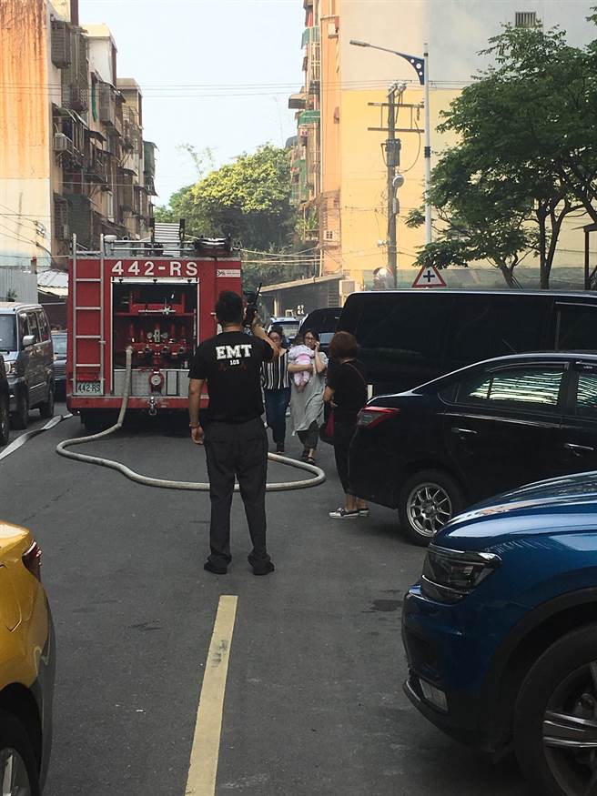 ▲新丰街161巷先前因为车辆併排违停严重影响消防车救灾之情形。（许睿慈办公室提供／徐佑升基隆传真）