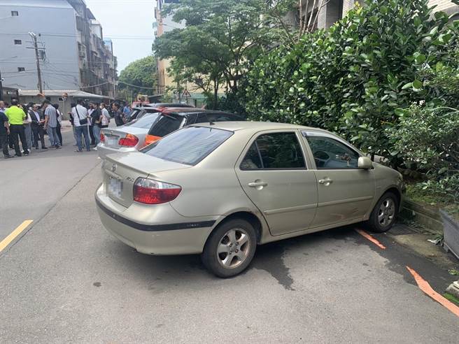 ▲新丰街161巷停车情形，已占据到车道，夜间还会有并排出现，恐影响救灾车辆出入。（徐佑升摄）