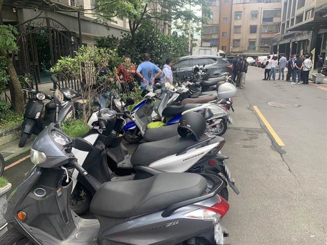 ▲新丰街161巷机车停车情形，已明显占据车道，恐影响救灾车辆出入。（徐佑升摄）