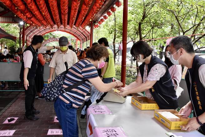 台中市今、明两天在70处市场、商圈、夜市发放共30万份的200元「物调券」。（台中市政府提供／张亦惠台中传真）