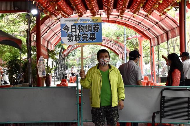 台中市今、明两天在70处市场、商圈、夜市发放共30万份的200元「物调券」。（台中市政府提供／张亦惠台中传真）