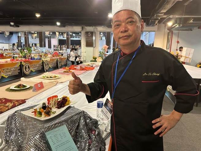 老师林德胜于主菜展示盘、现代中式主菜–牛肉、素食及特别炒饭项目中荣获4金。（圣母护校提供／吴佩蓉宜兰传真）