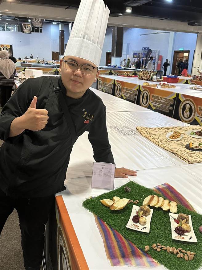 学生罗子恩于主菜展示、开胃前菜展示盘、中式创意拼盘及素食项目夺得4面金牌。（圣母护校提供／吴佩蓉宜兰传真）