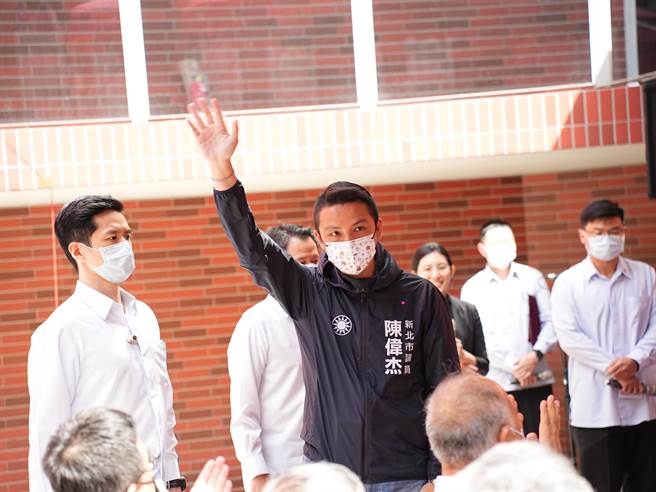 新北市议员陈伟杰在议会质询时警示，目前各类病毒已入侵校园，有的班级甚至过半学童都已沦陷挂上病号，要求卫生局特别重视。(黄敬文摄)