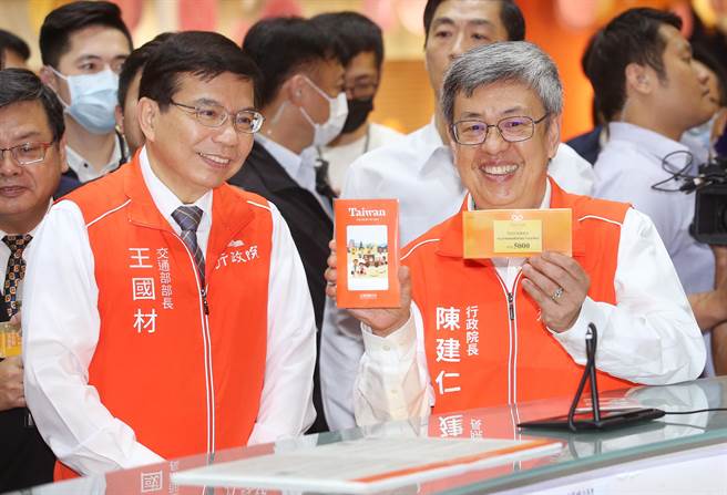 行政院长陈建仁（右起）在交通部长王国材陪同下视察桃园机场，并展示提供给外籍自由行旅客抽奖的5千元消费金。（范扬光摄）