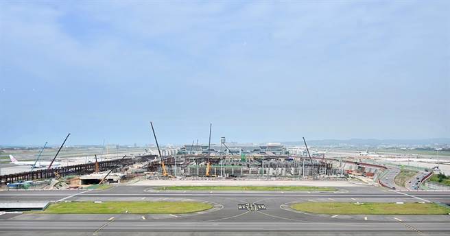 图为兴建中的第三航厦。（行政院提供）