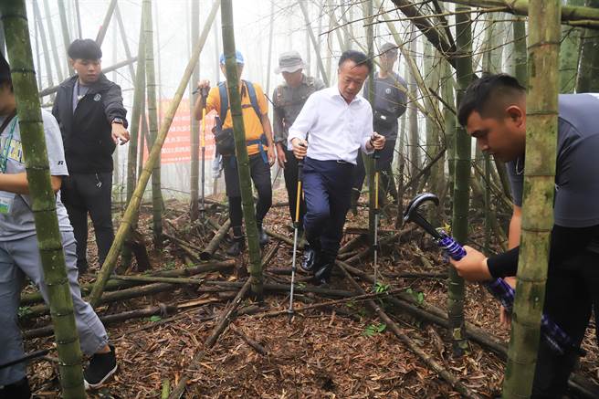 嘉义县长翁章梁用登山杖轻戳山猪吊，瞬间绑紧登山杖。（嘉义县政府提供／廖素慧嘉县传真）