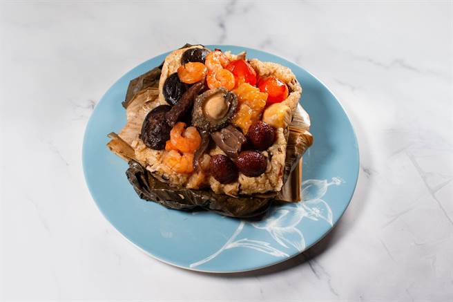 南非鲍鱼海景佛跳墙粽。（桃园喜来登酒店提供／蔡明亘桃园传真）