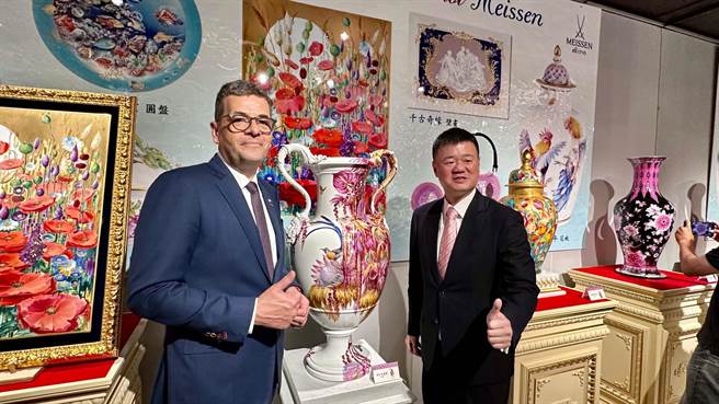 德国麦森瓷器其中1件上千万元、全球唯一的大花瓶，尚未展出就被买下。。（柯宗纬摄）