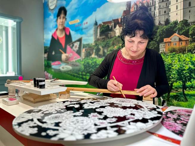 这次隆重邀请麦森瓷绘大师安奈特‧吉娜（Anett Gerner）来台，参加高雄的特展。（柯宗纬摄）