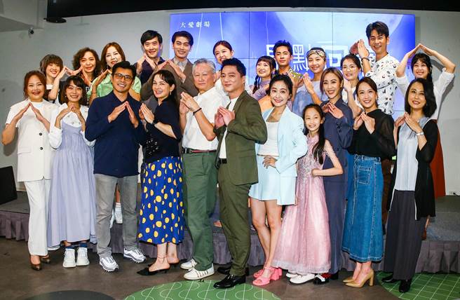 大爱新戏《早点回家》首映会，演员齐聚。（粘耿豪摄）
