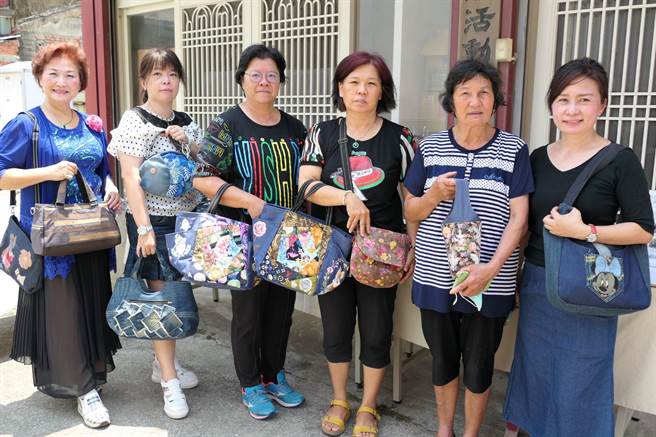 云林县旧衣物再利用，「心生活发展协会」回收上百件牛仔裤制成包包最受欢迎。（张朝欣摄）