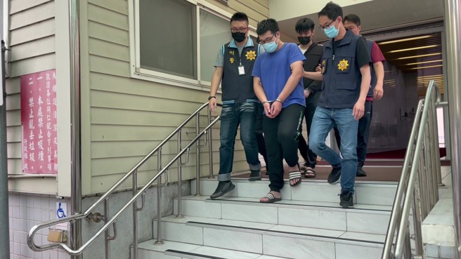 警方在新北市树林区拘提刘嫌（83年次）、赖嫌（81年次）等2名犯嫌到案。（图／警方提供）