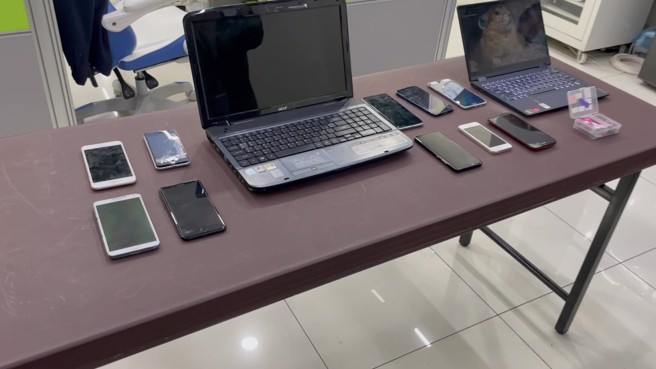 当场查扣作案用的手机、SIM卡及笔记型电脑等赃证物。（图／警方提供）