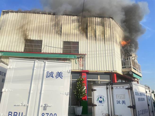 彰化县花坛乡一处便当工厂发生大火，浓烟不断从火场窜出。（民眾提供／孙英哲彰化传真）