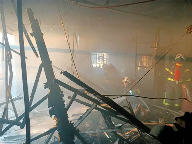 消防员进入火场搜查。（民眾提供／孙英哲彰化传真）