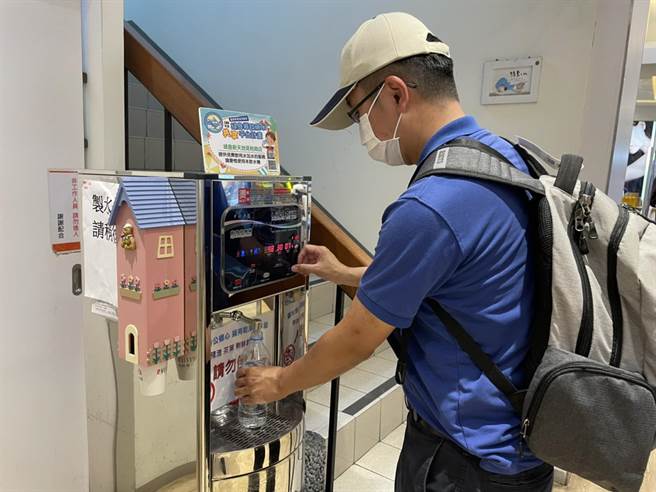 为了减少民眾使用1次性容器，降低环境与荷包的负担，台东环保局配合水土保持局台东分局活动，现场将设「离岛饮用水共享平台」宣导摊位。（台东县环保局提供／蔡旻妤台东传真）