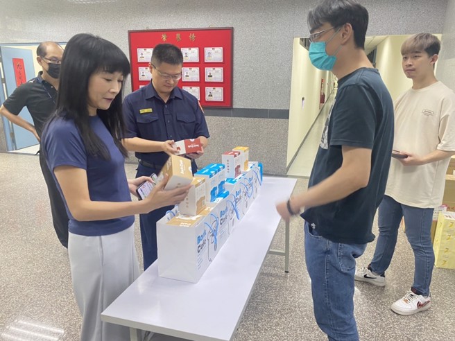 新北市林口区霸客咖啡店在今（25）日特别致赠林口警分局100组香醇的精品咖啡。（图／警方提供）