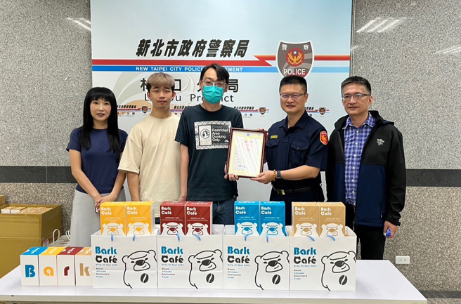 新北市林口区霸客咖啡店在今（25）日特别致赠林口警分局100组香醇的精品咖啡。（图／警方提供）