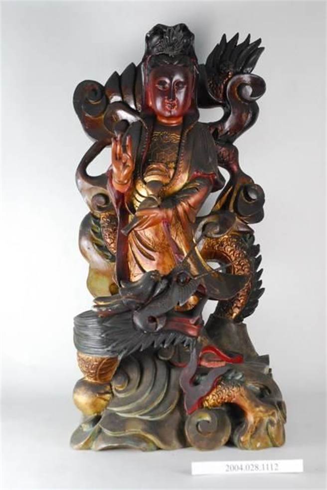 台史博馆藏观音骑龙的木雕神像。（台史博提供／程炳璋台南传真）