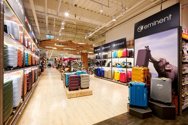 大润发特别针对万国通路、Probeetle推出超过20款旅行箱的选择。（大润发提供）