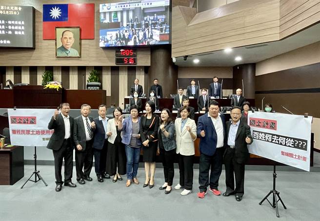 南投县议员陈淑惠等9人，在议事厅抗议高呼：「暂缓国土计画！捍卫县民权利！」（杨静茹摄）