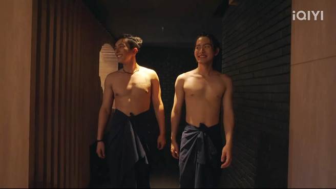 「泰版孔刘」Lotte（左）和Copper联手获胜，一起享受高级SPA。（爱奇艺国际站提供）