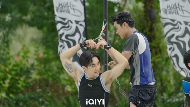 参赛者被锁链铐住，队友要凭线索到泳池中找钥匙解锁。（爱奇艺国际站提供）