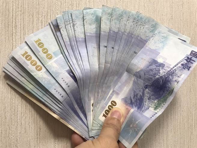 屏东东港警分局侦查队惊传贪污案，鑑识小队林姓警员把查扣赌资少看一个零，因此将1万9000元看成1900元，并把自认为多出的1万7000元收为己有。（谢佳潾摄）