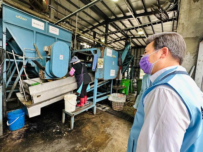 金门县长陈福海日前至大洋资源循环中心，关心地区厨余回收运作与处理现况。(图／金门县政府提供)