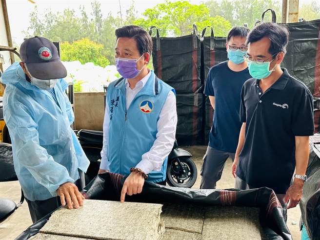 陈福海(左二)提及环保局可多与行政院环保署接触，有关环境保护的基础设施可编列预算支应，节省县库支出。(图／金门县政府提供)