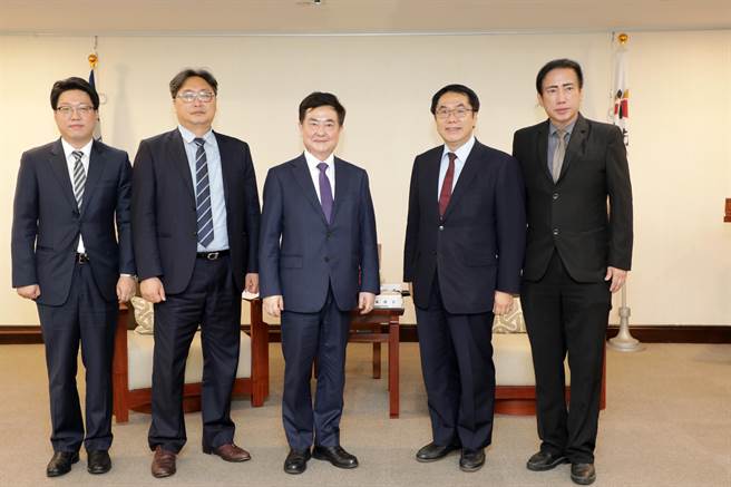 驻台北韩国代表部新任代表李殷镐（左三）今天拜会台南市长黄伟哲。（台南市政府提供／曹婷婷台南传真）