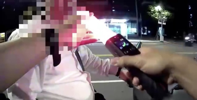 台北市1名55岁中年大叔，日前因为与友人在热炒店饮酒，酒后稍作休息便骑车返家，途中遇警方拦检。（翻摄画面）