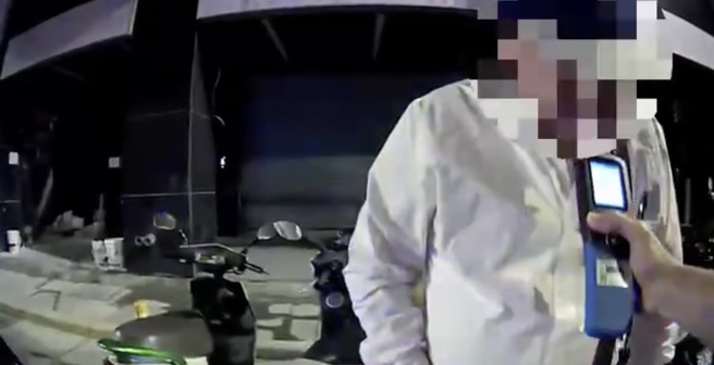 台北市1名55岁中年大叔，日前因为与友人在热炒店饮酒，酒后稍作休息便骑车返家，途中遇警方拦检。（翻摄画面）