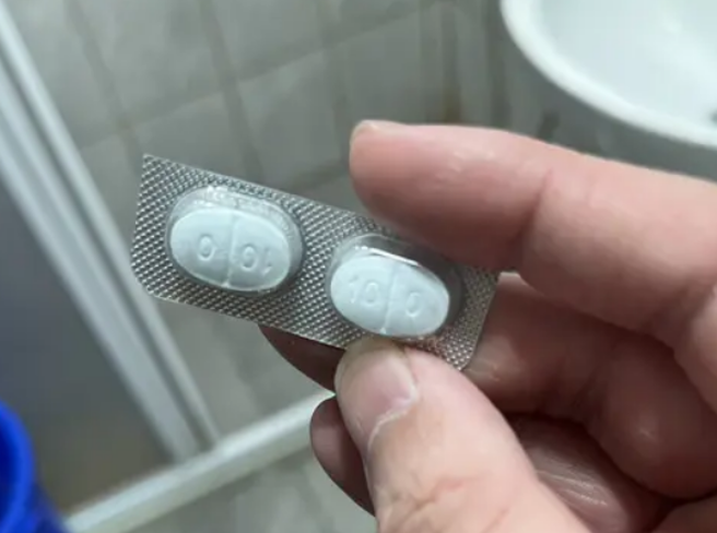 在女友包包翻出2颗陌生药丸，他事后上网搜寻竟是壮阳药，质问女友是否劈腿，对方坦承「算吧，如果陪有钱大叔约会赚钱算偷吃的话」。（翻摄自Dcard）