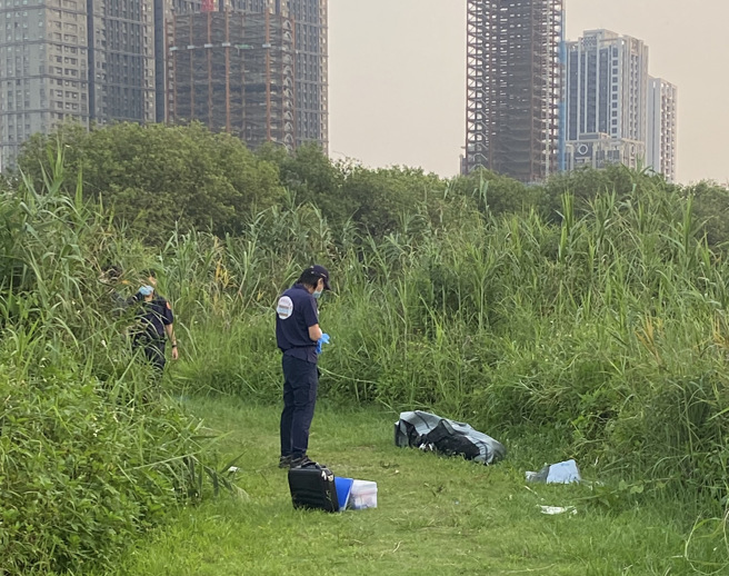 新北市板桥区大汉桥与华江横移门中间一处湿地上，今（25）被民眾目击一名无名男尸，遗体身穿黑色外套、紫色短袖上衣、深色长裤，年约60岁以上。（警方提供）