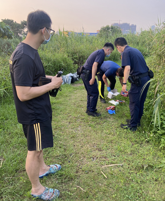 新北市板桥区大汉桥与华江横移门中间一处湿地上，今（25）被民眾目击一名无名男尸，遗体身穿黑色外套、紫色短袖上衣、深色长裤，年约60岁以上。（警方提供）