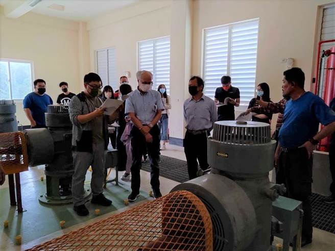 县府督导小组昨日视查金沙及金城镇抽水机等重要水利设施，要求全力做好防汛工作。(图／金门县政府提供)