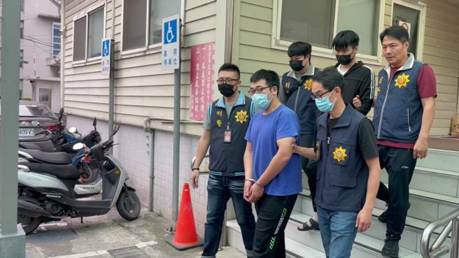 警方将刘嫌等2人逮捕送办。（翻摄照片／林郁平台北传真）