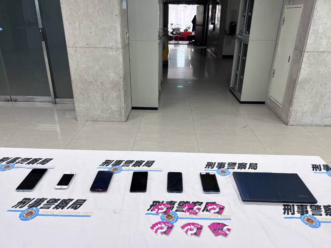 警方查扣到手机、SIM卡、笔电等赃证物。（翻摄照片／林郁平台北传真）